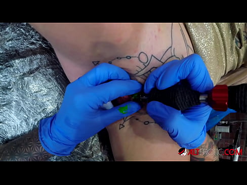 ❤️ Tsis tshua muaj tattooed hottie Sully Savage tau txais tattoo ntawm nws clitoris ❤️ Porno vk ntawm hmn.hdporn24.ru% ❌❤ Ib